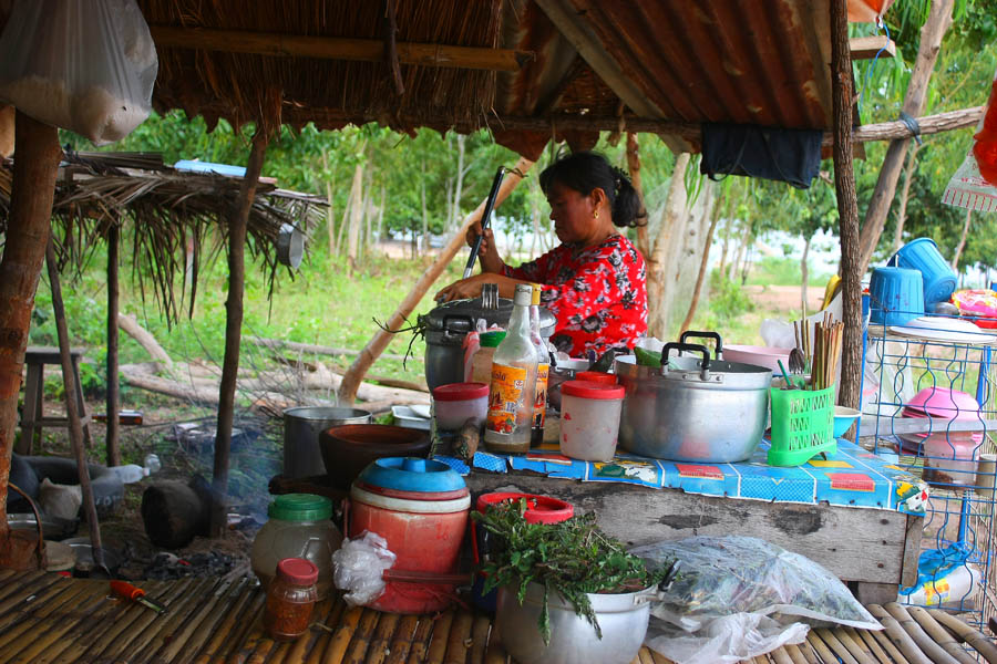 ตรงสันอ่างจะมีร้านค้า...เราแวะมากินข้าวที่นี่กัน..แม่ค้าเล่าให้ฟังว่า...ธรรมดาแล้ว ไม่ต้องเข้าไปข้าง