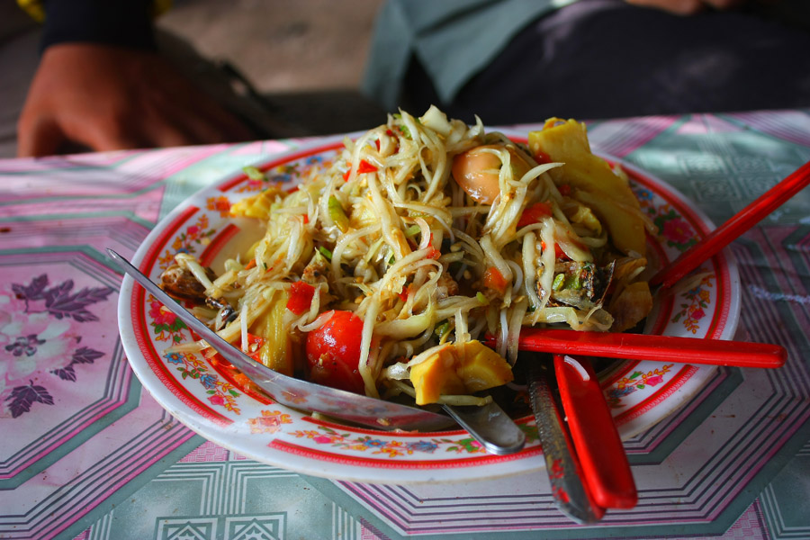 กินกันแบบง่าย ๆ ครับ...ส้มตำ และก็มี "อ่อมบ่าง" ให้กินด้วย... :grin: :grin: :grin: :grin: :umh: :u