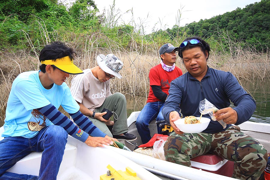 ส้มตำ ข้าวเหนียว ไก่ย่าง  ลูกชิ้นทอด  ลาบ  แตงโม   ผมว่าทานเสร็จแล้วหาที่นอนดีกว่าครับปลาไม่ต้องตกแล