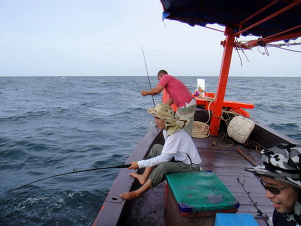 ทางด้านหน้าเรือ ไต๋เรืองจัดให้ ปั้นแต่งเสร็จ ก็ส่งให้ป้าจูนรับไปอัดต่อ   :smile: :cheer: :cheer: