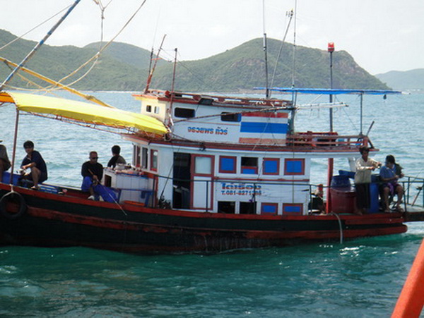 เที่ยงๆ เรืออีกลำของไต๋เรือง แต่ขับโดยไต๋อ๋อง ค่อยๆเขยิบตามออกมาจนถึงยุ้งเกลือ เห็นบอกว่าแขกไม่สู้เล