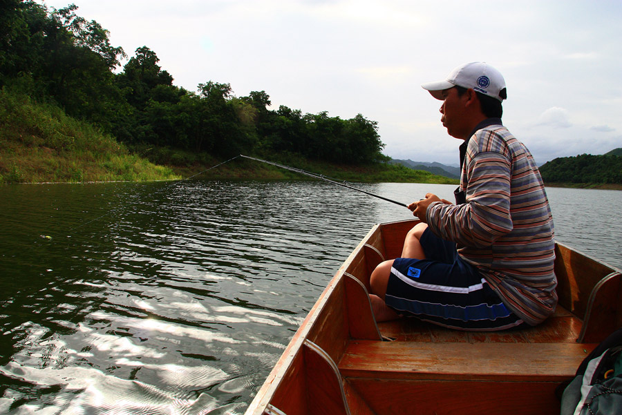 หัวเรือสู้....ท้ายเรือสู้....กลางเรือก้ออู้....อู้ถ่ายรูปดีก่า ตกปลามานกร่อยแระ 

 :laughing: :lau