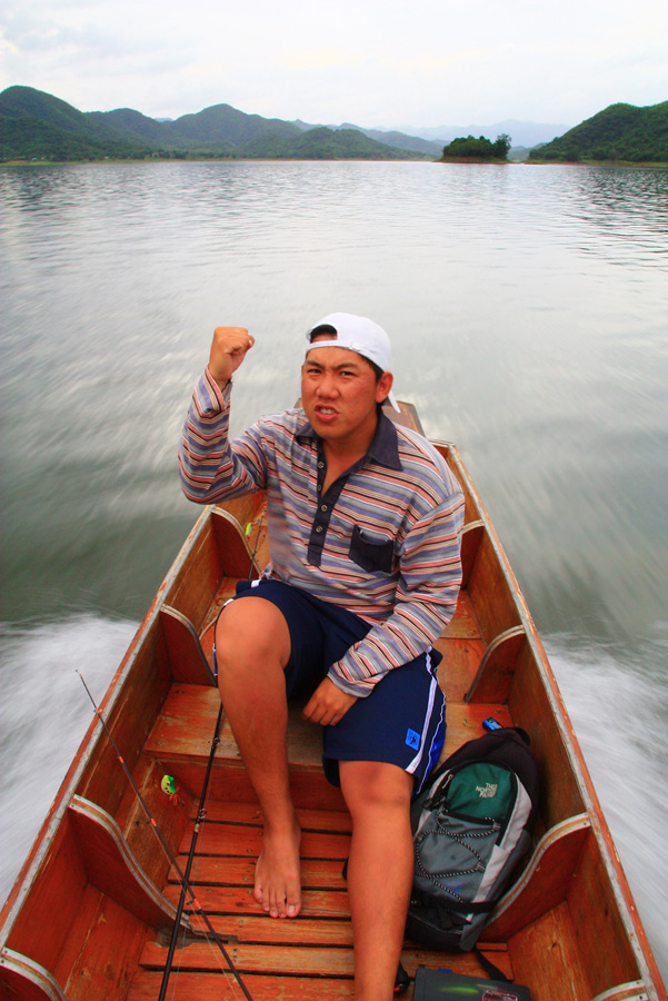ไม่ดีก้อย้าย....ไม่ไหว ก้อเปลี่ยน....เรือมีเครื่องตั้งเก้าแรง...กลัวที่ไหนเน๊าะ น้าเอ....
น้าเอ คงไ