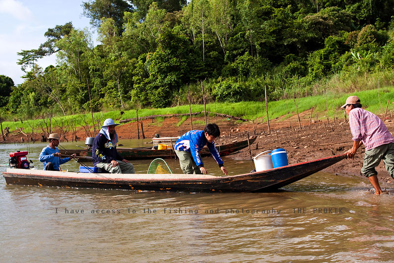 เตรียมสะพร้อมเลยเรือลำนี้  กระติก ล่ม กล่องข้าว  มาปิกนิคกันหล่ะสิท่า  :laughing: