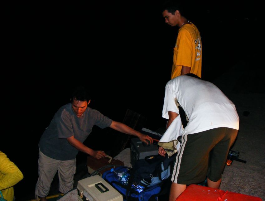 จากนั้นก็ช่วยกันขนสัมภาระลงเรือเพื่อไปพักผ่อนกันที่รีสอร์ทบนเกาะมุก พรุ่งนี้เช้าก็เตรัยมลุยกันทันที