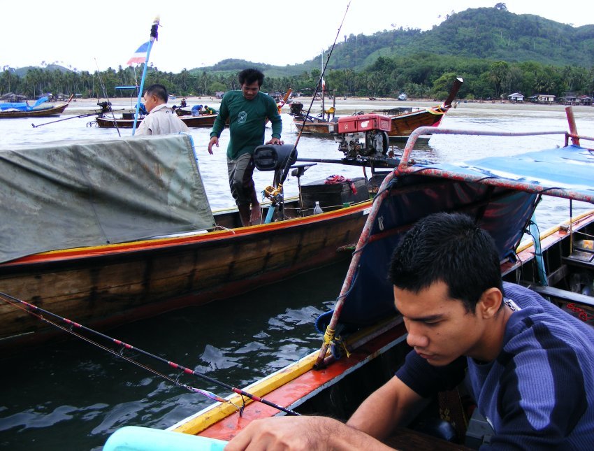 ทริปนี้จองเรือเอาไว้สองลำครับ  ผม นัท โจ ลงเรือบังสีหนั่น ส่วน เหว่ยกับ เฮียตี๋ ลงเรือน้องชายบัง ขออ