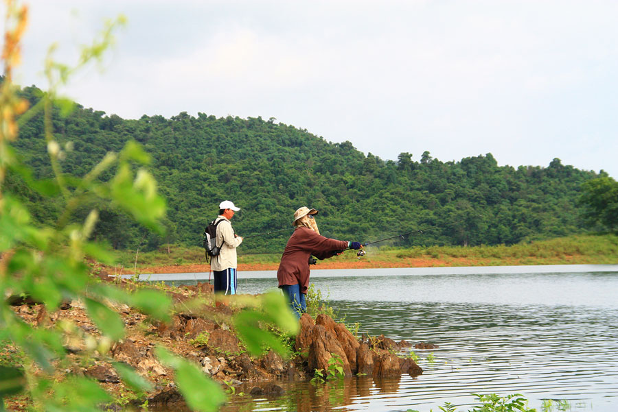 พงเต๊บมาดเดินตามไปเชียร์ด้วย ส่องกล้องถ่ายรูปไป 
คันเบ็ดอ้ะเหรอ....ไม่ได้หยิบลงมา เพราะคิดว่า วันลำ