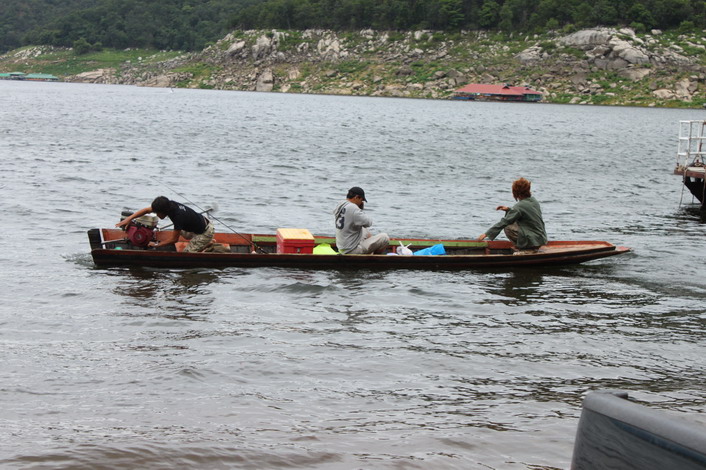 ติดเรือ เพื่อน ไปเอา เรือ ที่ แพ ก่อน ครับ :cool:
