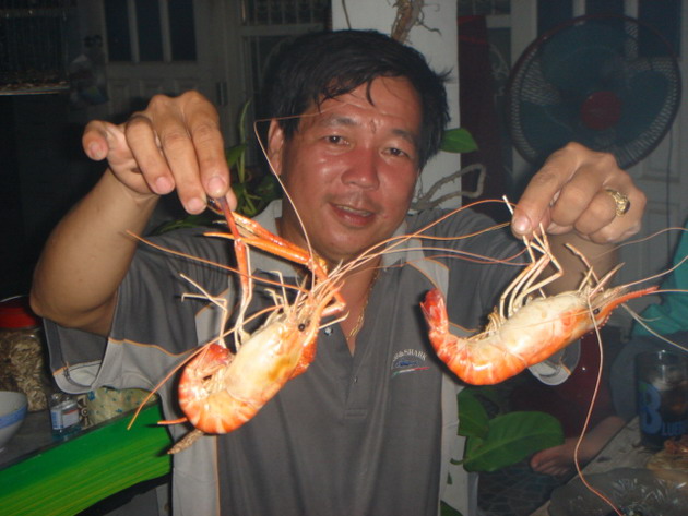 ทานกุ้งเผาด้วยกันครับพี่น้อง.

 :love: :umh: :love: