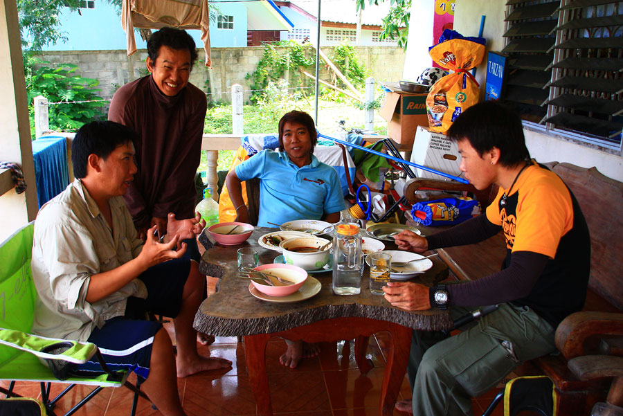 นั่งล้อมวงทานข้าว...กินไปคุยไป วิเคราะห์เกมส์ในครึ่งแรก 
ปรึกษาแก้ทาง เพื่อเตรียมออกลุยแก้ตัวในช่วง