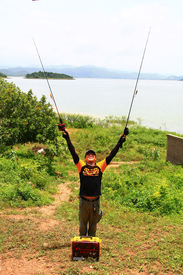 น้าต่าย รอดไปแล้ว แต่ก้ออาสาจะนั่งเรือไปช่วยเป็นกำลังใจให้เพื่อนร่วมทีม....
 ถ้าปล่อยน้าหนุ่มไปคนเด