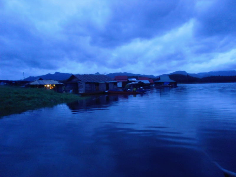 ตื่นเช้ามารอเรือน้ำนิ่งเป็นกระจก :lo