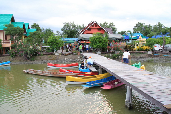 ที่พักเป็นบ้านหลังๆแหละครับน้า  ส่วนบ้านตรงกลางน้ำสีเหลืองน่าจะเป็นของเจ้าของ ไม่รู้ให้เช่าด้วยรึป่า