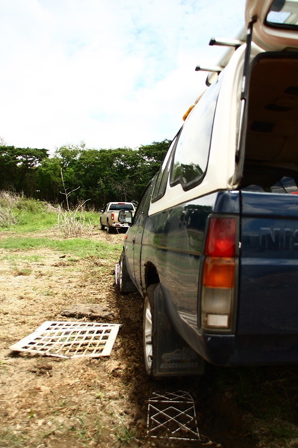 ไม่นานนักก็มีรถ4x4ขับมาช่วยเรา
แต่กรรมสุดๆรถพี่แกเหยียบก้อนหินยางแตกดังโพล๊ะต่อหน้าต่อตาพวกเราเลย
