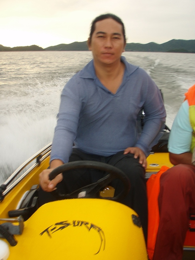 ให้น้าแทร็คขับให้ดูก่อน เพราะผมยังขับเรือไม่เป็นเลยอ่ะคร้าบบบบบ :grin: :grin: :grin: