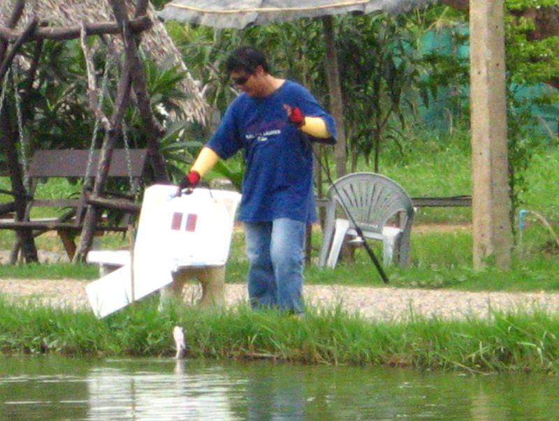 มองไปฝั่งตรงข้าม เอ่ น้าโจ ครฐม แกได