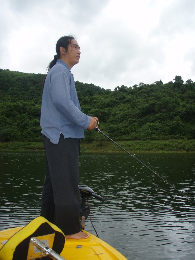 พอถึงหมายให้น้าแทร็คประจำหัวเรือเลยครับ ส่งเก้าอี้นั่งให้บอกไม่เอา..........ลมมาเย็นคร้าบบบบ :grin: 