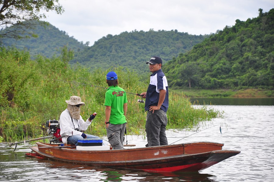 เรือลำของน้าเอ น้าไร้ท์ น้าหนุ่มก็อยู่ในเหตุการณ์ ซะด้วย อายเค้าไหมล่ะแทร็คเอ๋ย :laughing: :laughing