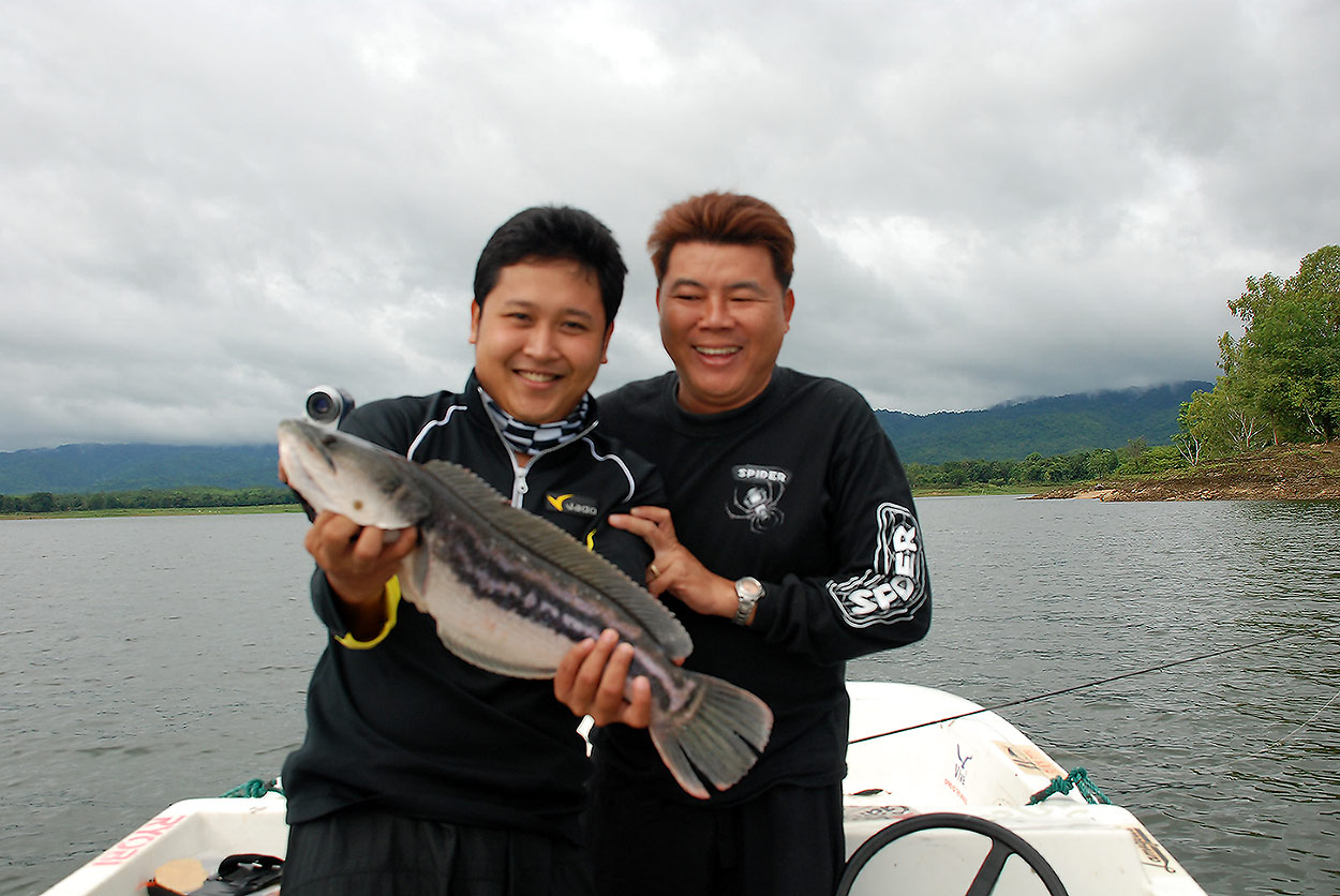 ขอถ่ายรูปคู่กับน้าทรงวิทย์หน่อยครับ  :smile: