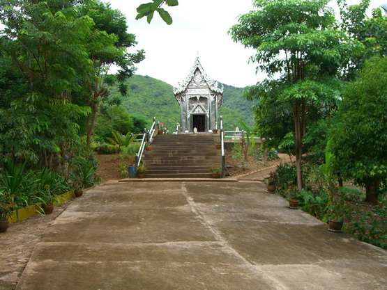          จากนั้นไปไหว้พระในโบสถ์กันครับ..