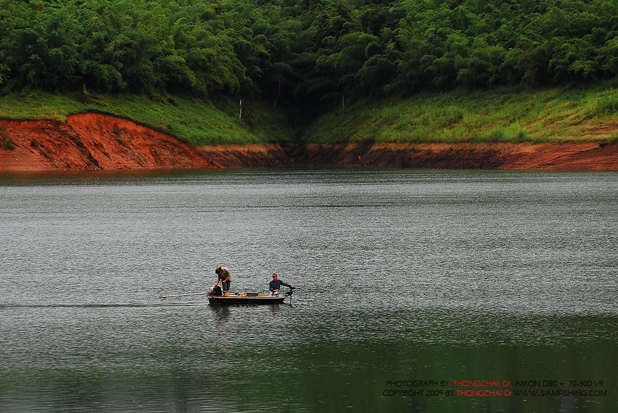 นี่เรือเจ้าคอป และ ต๋อง เอาเรือลงน้ำโดยการถีบลง แต่ตอนขึ้นไม่รู้เหมือนกัน :laughing: :laughing: