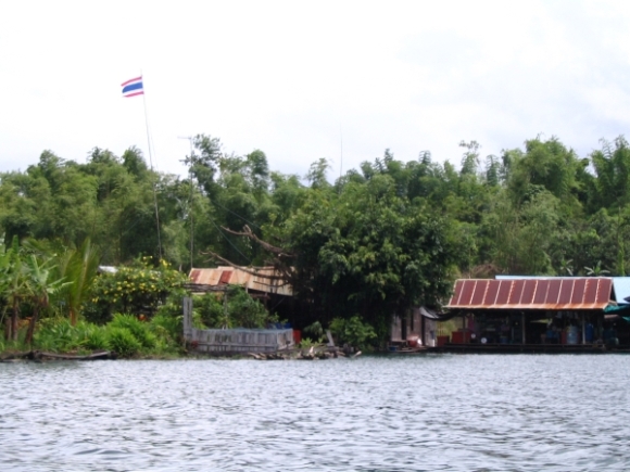 เห็นธงชาติไทยครับ  อุ่นใจครับยังอยู่เขตไทยอยู่