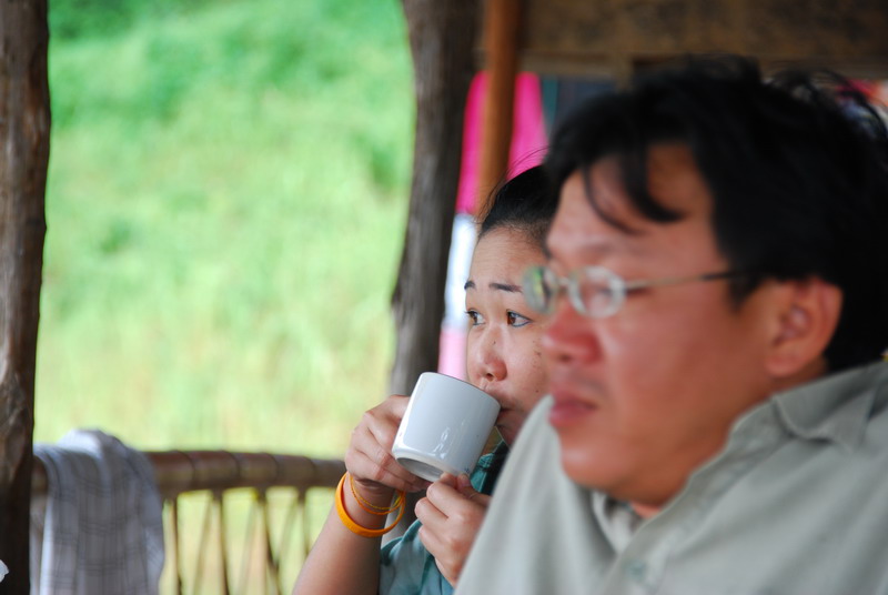 หมดกาแฟไปหลายแก้วก็ยังนั่งรอผมกะนายเนตรก็ย๊างงงงไม่โผล่ :laughing: :laughing: :laughing: