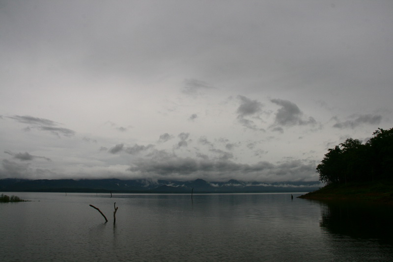 ตกปลาไปนั่งดูวิว ไป ใครไปเขื่อนหน้าฝนประทับใจกับธรรมชาติ ครับ เย็นสบายฝนฉ่ำๆ  ออ ต้องนั่งดูปลาจิบด้ว