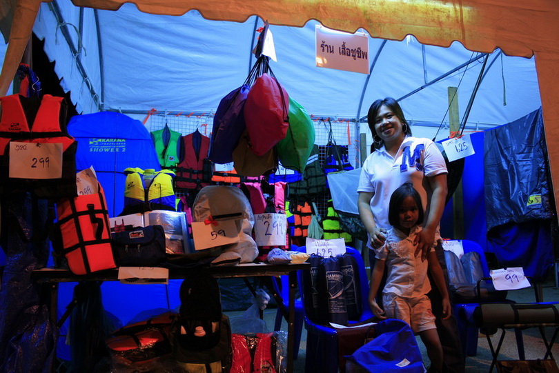 ร้านคุณแป้งครับ ขายร่มชูชีพ เอ๊ย เสื้อชูชีพ กับอุปกรณ์ เดินป่า 

เอแต่ส่วนมากหนักไปทางเครื่องนอนน๊