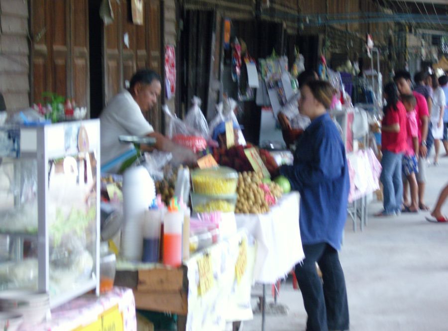 เดินชมตลาดและอุดหนุนคนไทยด้วยกันซักพักครับแล้วเดินทางต่อครับ