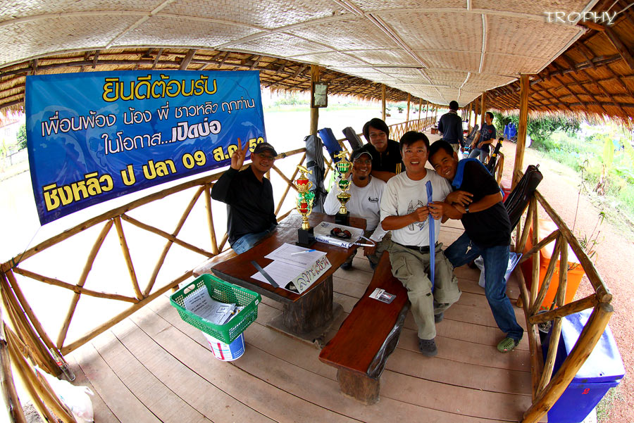 หลังจากผ่านทางเข้า ก็ตรงไปที่เรือนอาหาร ซึ่งเป็นจุดลงทะเบียน ก็ได้เจอเพื่อนๆ คอเดียวกันที่มาก่อนหน้า