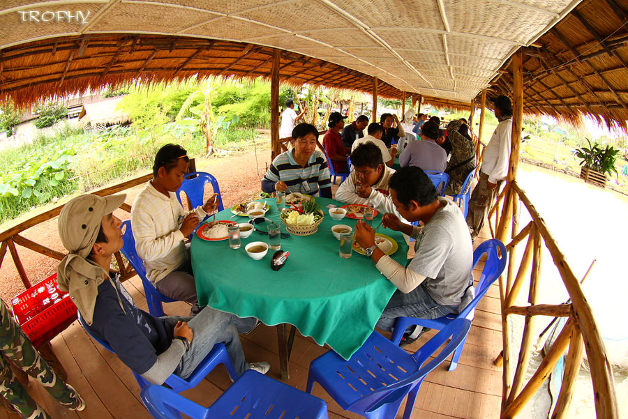 ท้องเริ่มร้องแล้ว เลยหยุดตกมาทานกลางวันร่วมกันครับ  :umh: