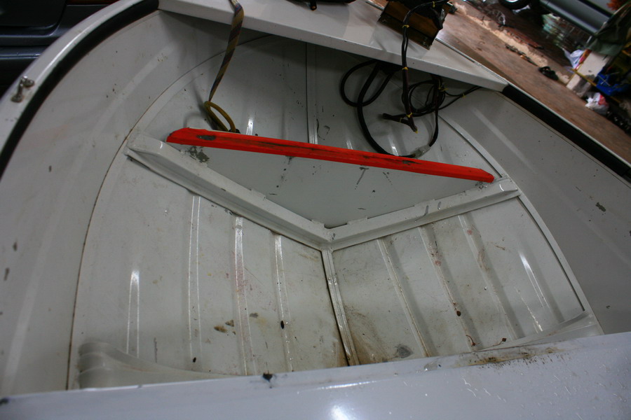 คานที่รับตรงหัวเรือครับ (สีแดง)จะทำค้ำสองจุดครับตรงหัวเรือและที่กล่อง โดยใช้เหล็กฉาก