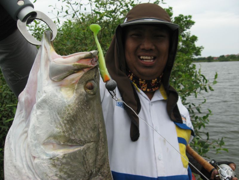 อ้าวดูชัดๆครับ กินอะไร เอิ๊ก ๆ ๆ ๆ ๆ ๆ ๆ  :laughing: :laughing: :laughing: :laughing: :laughing: :la