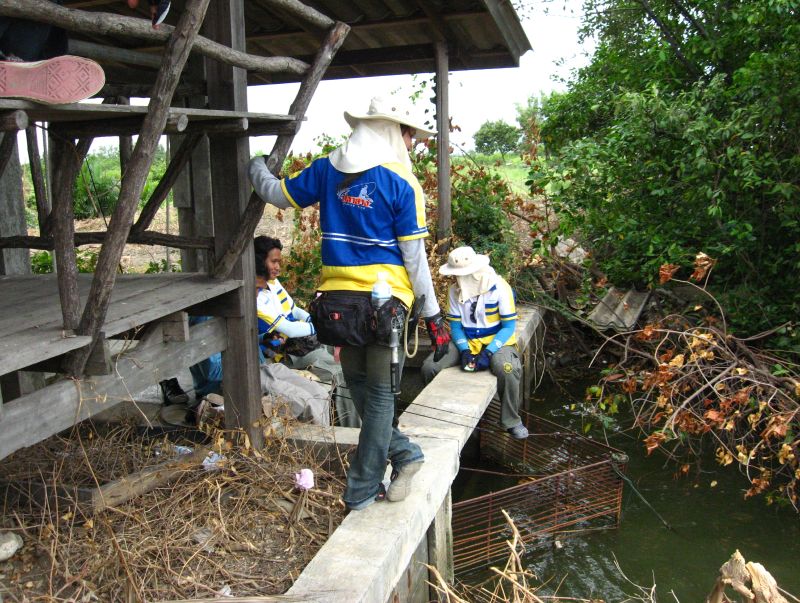 พอเดินมาถึงท้ายบ่อ(ประตูน้ำ) ก็มาเจอลูกพรรคปลายาง รวมตัวพักเหนื่อยกันอยู่ครับ อิอิ

..............