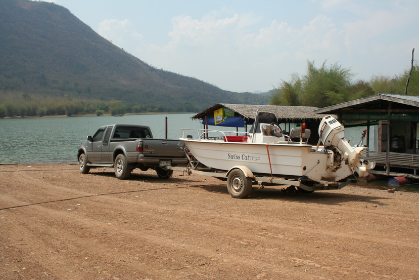 [center][b] ถึงแล้ว...........รีบเอาเรือลงเร็ว ๆ [/b][/center]