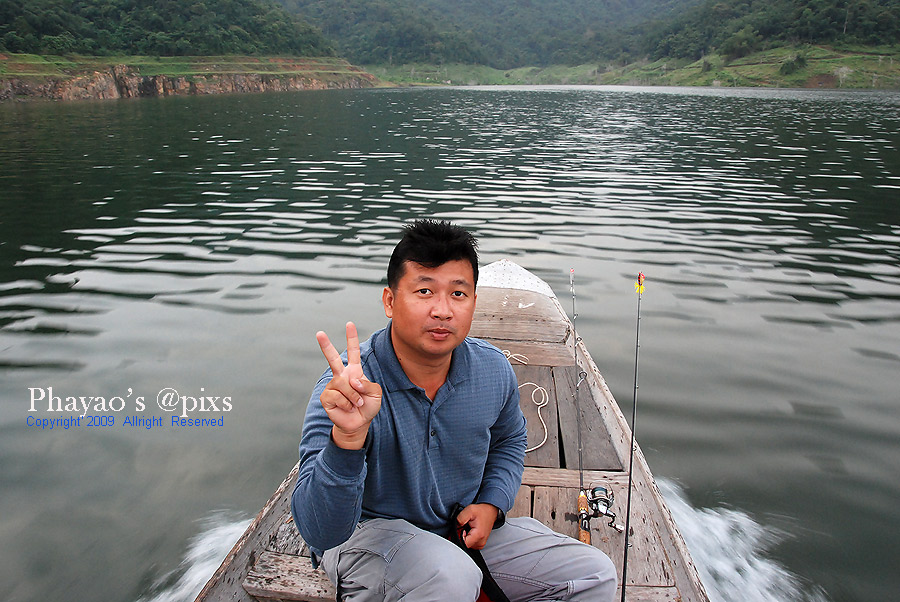 
ตาหนุ่ย ลงเรือ  ร้อง" สู้ตายค่ะ"    กร