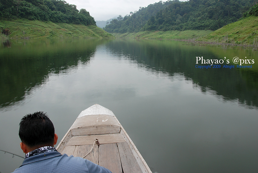 

ตาหนุ่ย นั่งเรือชมวิว   ปลาเปอ ไม่ต