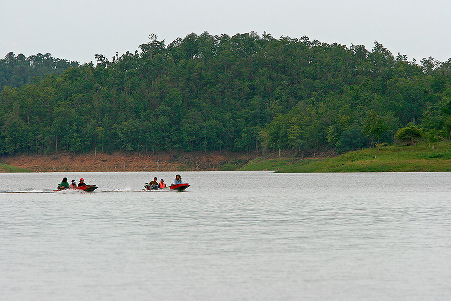 
มองไปอีกด้าน เห็นเรือวิ่งกลับเข้ามา

ยังมองไม่ออก ว่าเป็นใคร


 :grin: