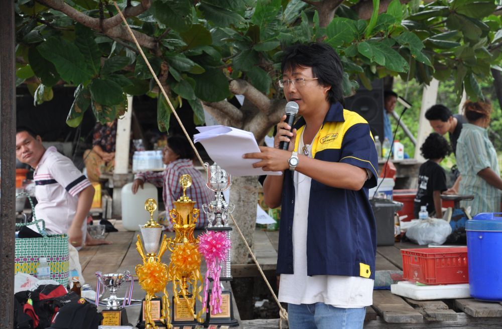 น้าอ้น  กล่าวมอบรางวัลกับผู้ชนะครั