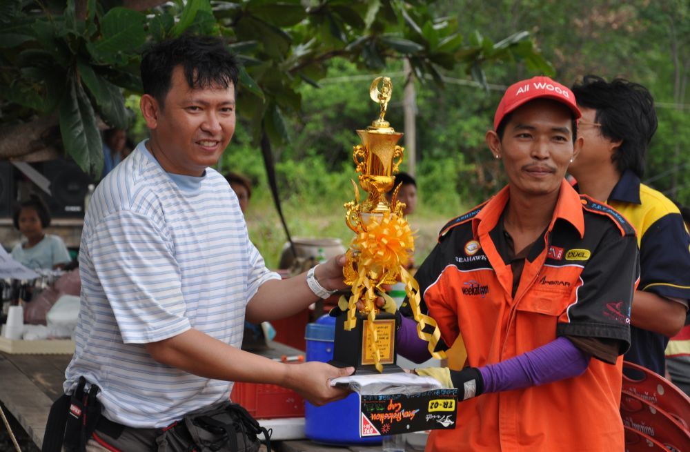 รางวัลรองชนะเลิศอันดับหนึ่งครับ
น้าสาธิต ส่งประกวดโดย Rayong Tackle & All Wood ครับ

 :cheer: :ch