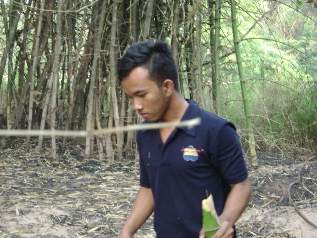 เผาข้าวหลามให้เพื่อน ๆกินดีกว่าครับ555555+ :laughing: :laughing: