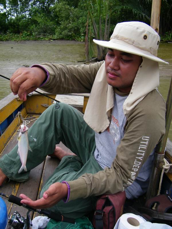 พอกลับมาถึงเรือ...เราก้อรีบฝึกสมาธิด้วยการเพ่งพลังจิตไปที่...ปลายคันเบ็ด... :grin: :grin:

แล้วก้อ