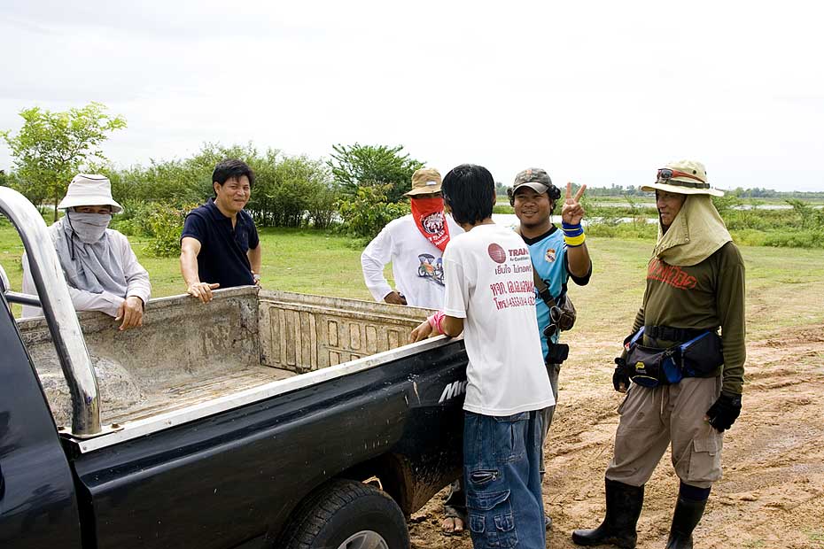 ตอนนี้ปรึกษากันครับ ว่าจะไปไหนดี  :grin: :grin: :grin:
ส่วนน้าเป๋ยังบอกว่า ผมรอดแล้วสบายเลยครับ อ้า