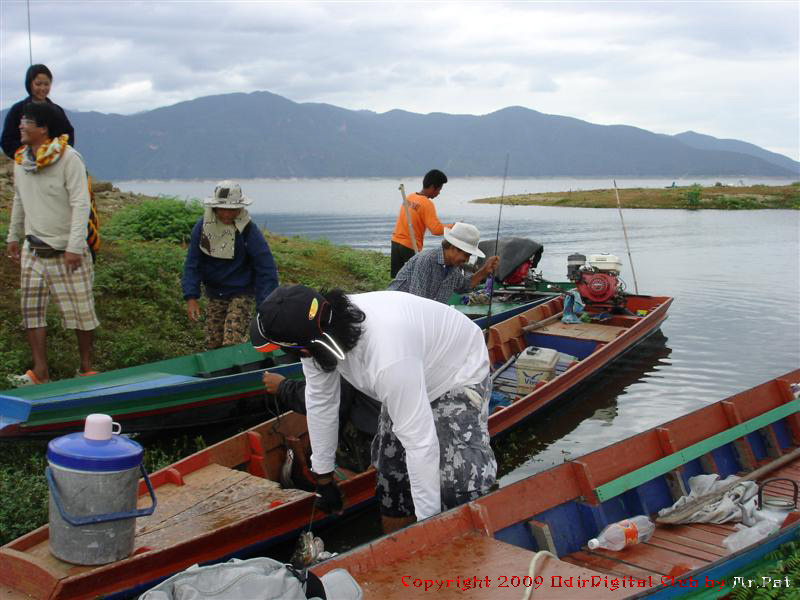       พอถึงเวลาต้องรีบกลับเข้าฝังครับ นัดเรือ เพื่อจะกลับเอาไว้ 
               ไปถึงเขาถึงกันหมดแล