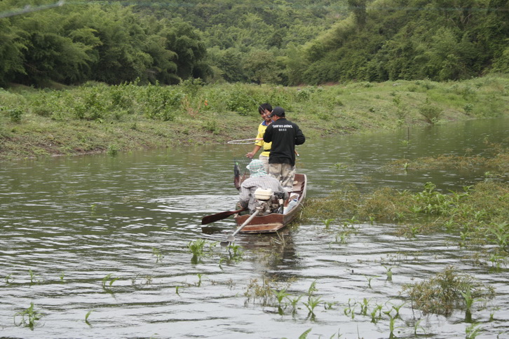 [center] [b]ตัดภาพ ไปที่เรืออีกลำ 




:umh: :umh: :umh:




[/b] [/center]