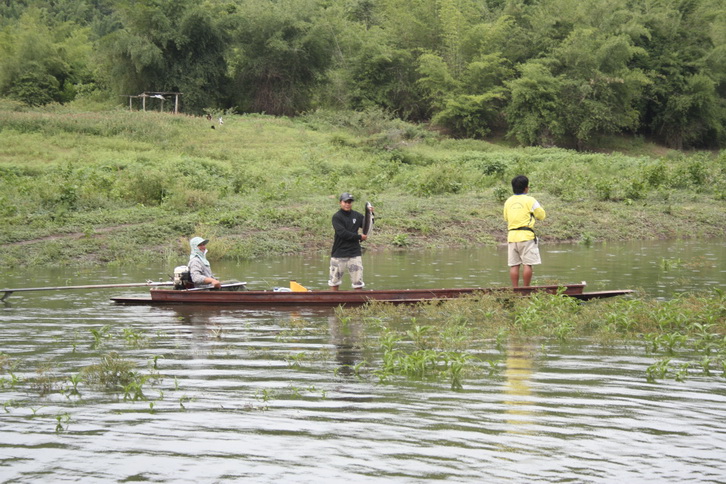 [center] [b]




ตัดภาพ ไปที่เรืออีกลำ 




:umh: :umh: :umh:




[/b] [/center]