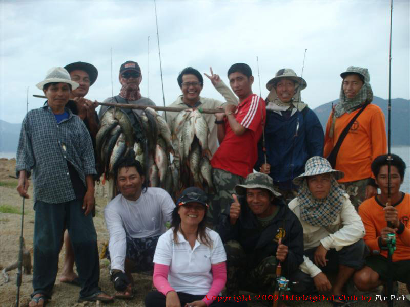 
     รวมๆหน่อย คนตก + ไต๋เรือ 
          กับปลารวมๆ ของครึ่งวันสุดท้าย ก่อนเดินทางเข้า กรุงเทพ 
