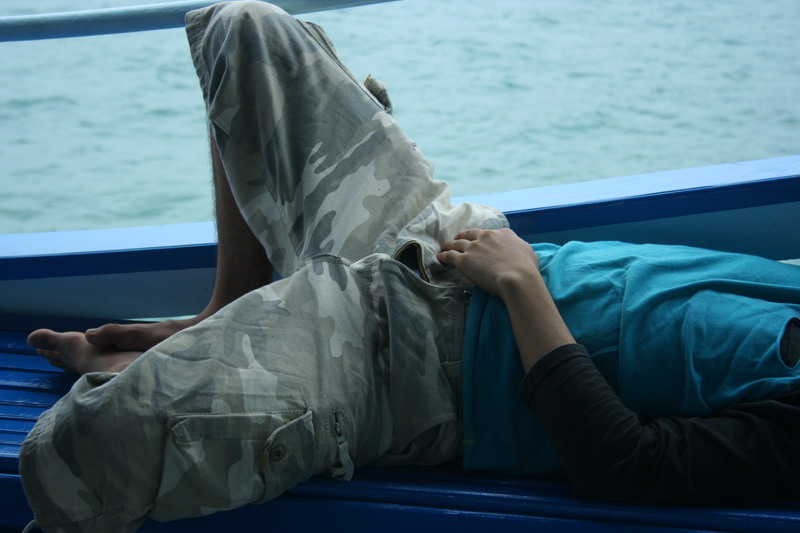 ร้อนจัง เหนื่อยมาแยะ ตกมาเยอะ เปิดหน้าต่างนอนพัก คล้ายร้อนสักหน่อย