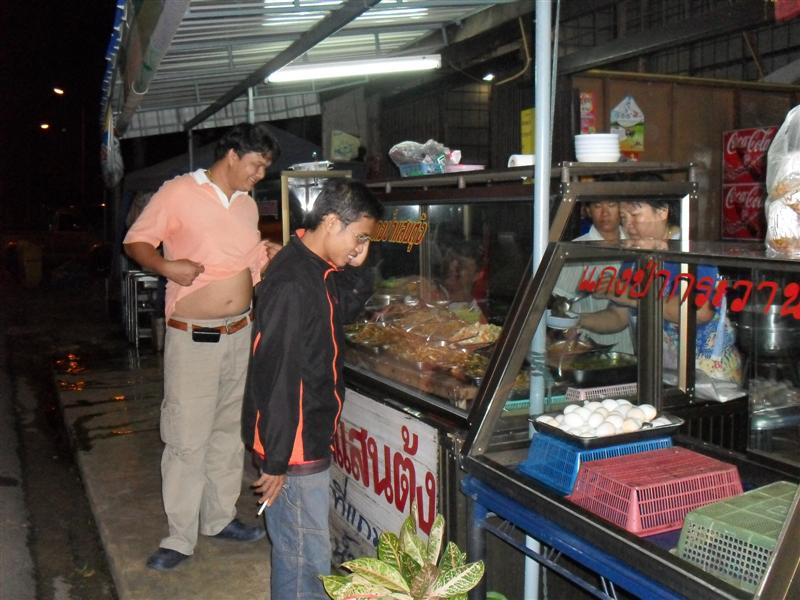  :love: :love:
เรามาถึงร้านข้าวที่มาแวะประจำเป็นที่นัดหมายพบกันก่อนเข้าหมายครับ อ่อ เรามาถึงก่อนน้า